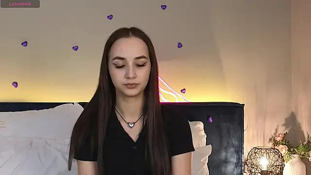 KiraLoo online show from February 18, 2026, 3:52 pm