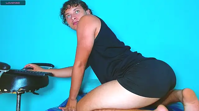 Snapshot of arielnoir6958 chatting on August 6, 2026, 12:27 am arielnoir6958 online show from August 6, 2026, 12:27 am