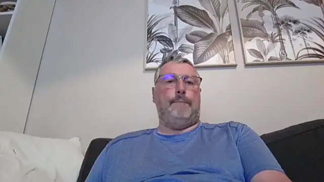 doudou310 online show from May 4, 2026, 3:43 am
