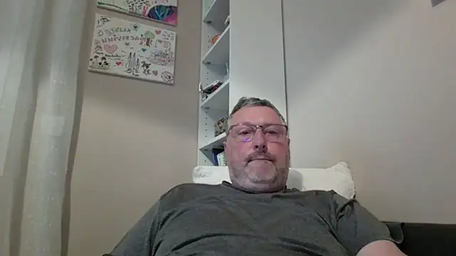 doudou310 online show from May 6, 2026, 3:21 am