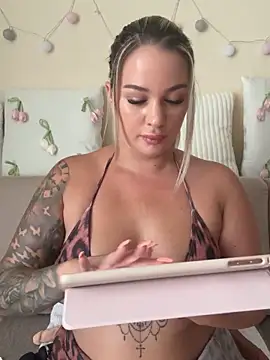 Snapshot of sexybatwomen33 chatting on June 27, 2026, 12:22 pm sexybatwomen33 online show from June 27, 2026, 12:22 pm