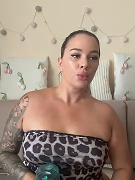 Snapshot of sexybatwomen33 chatting on June 27, 2026, 10:10 am sexybatwomen33 online show from June 27, 2026, 10:10 am