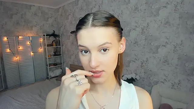 LianneBynon online show from June 29, 2026, 8:32 am