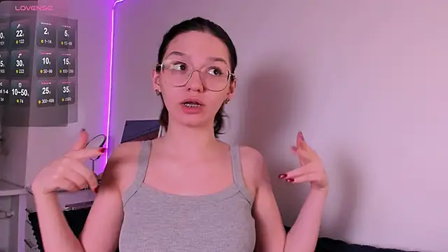 miabellee  online show from May 1, 2026, 9:42 pm