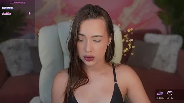 Snapshot of OliviaMoore_ chatting on August 6, 2026, 6:36 pm OliviaMoore online show from August 6, 2026, 6:36 pm