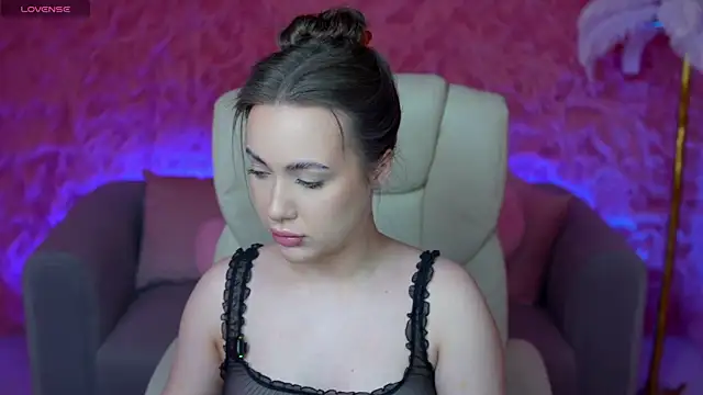 Snapshot of OliviaMoore_ chatting on May 8, 2026, 5:44 am OliviaMoore online show from May 8, 2026, 5:44 am