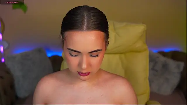 Snapshot of OliviaMoore_ chatting on June 17, 2026, 6:02 am OliviaMoore online show from June 17, 2026, 6:02 am