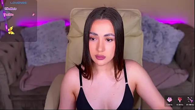 Snapshot of OliviaMoore_ chatting on June 13, 2026, 7:01 pm OliviaMoore online show from June 13, 2026, 7:01 pm