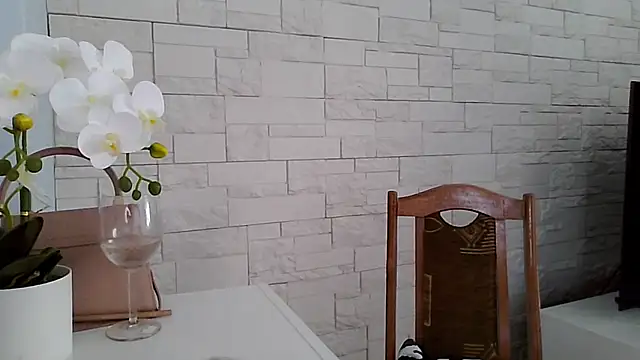 Snapshot of JuliaLovely chatting on July 15, 2026, 2:24 pm JuliaLovely online show from July 15, 2026, 2:24 pm