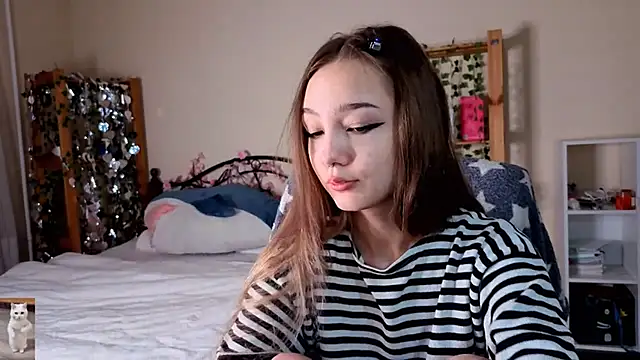 Snapshot of HoneyComfy chatting on April 23, 2026, 2:19 pm HoneyComfy online show from April 23, 2026, 2:19 pm
