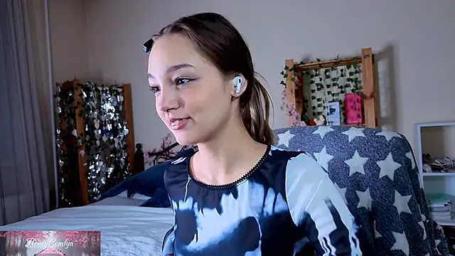 Snapshot of HoneyComfy chatting on April 25, 2026, 2:14 pm HoneyComfy online show from April 25, 2026, 2:14 pm