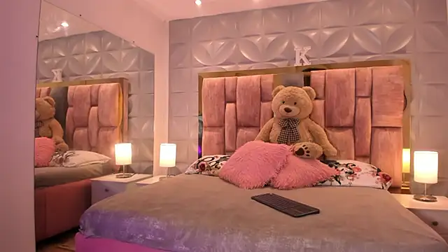 Paris Velvet online show from February 10, 2026, 9:47 pm