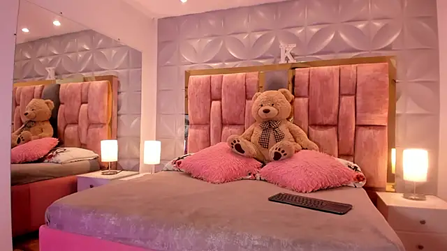 Paris Velvet online show from February 9, 2026, 9:57 pm