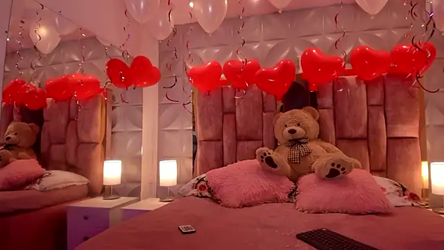 Paris Velvet online show from February 21, 2026, 12:01 am