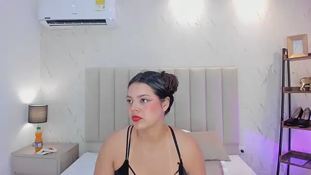 Snapshot of ViolettaRousee_ chatting on July 25, 2026, 9:43 pm ViolettaRousee online show from July 25, 2026, 9:43 pm