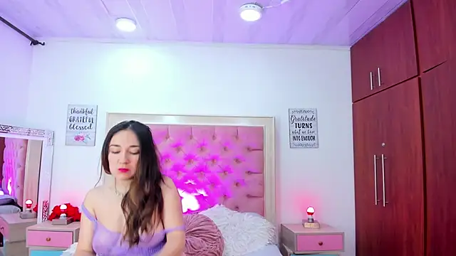 Snapshot of AmbarClarck chatting on March 6, 2026, 11:05 am AmbarClarck online show from March 6, 2026, 11:05 am