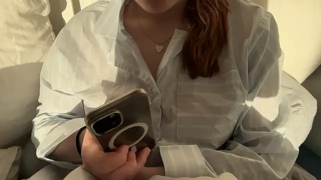 Snapshot of Lucyschickt chatting on April 1, 2026, 6:04 am Lucyschickt online show from April 1, 2026, 6:04 am
