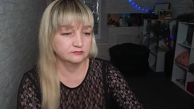 Lily Luxee online show from February 2, 2026, 7:18 am