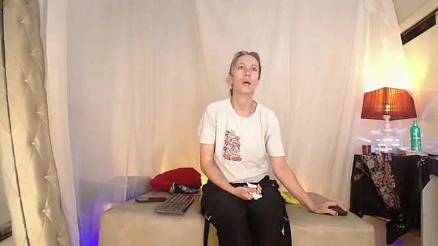 laurasofia45 online show from June 19, 2026, 11:27 am