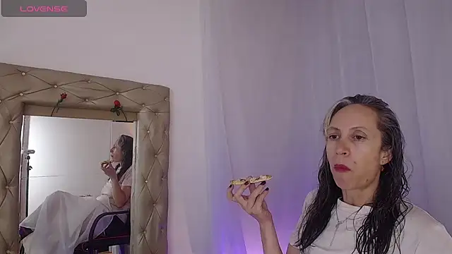 laurasofia45 online show from April 23, 2026, 2:40 am
