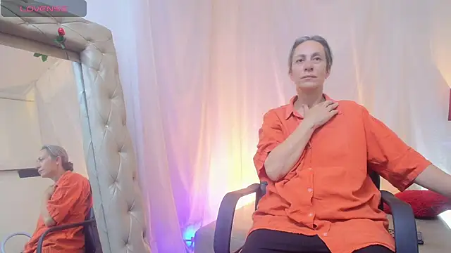 laurasofia45 online show from July 6, 2026, 3:13 am