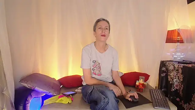 laurasofia45 online show from June 14, 2026, 9:32 am