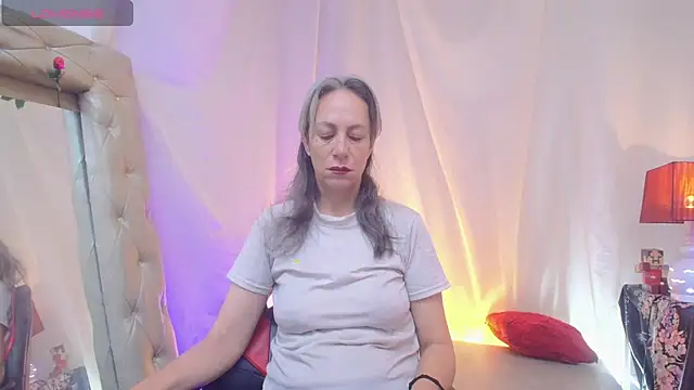 laurasofia45 online show from July 3, 2026, 8:10 am