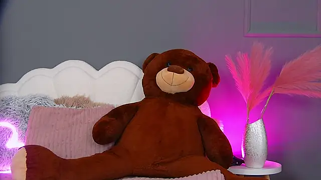 Snapshot of CrystalRedd chatting on May 19, 2026, 5:36 am CrystalRedd online show from May 19, 2026, 5:36 am