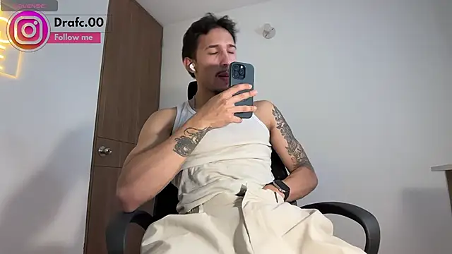 Snapshot of rafael_stone11 chatting on June 10, 2026, 2:02 am rafael stone11 online show from June 10, 2026, 2:02 am