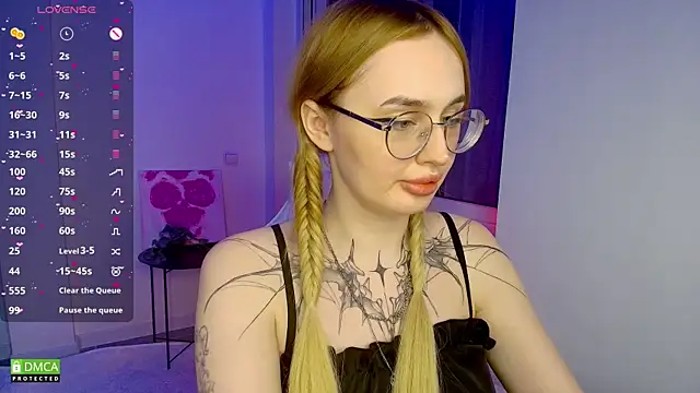 AdeLuna online show from April 29, 2026, 9:32 pm