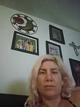 Snapshot of Icequeen1981 chatting on February 2, 2026, 5:01 pm Icequeen1981 online show from February 2, 2026, 5:01 pm