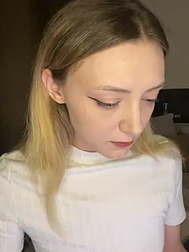 Snapshot of Leecey chatting on March 8, 2026, 9:29 pm Leecey online show from March 8, 2026, 9:29 pm