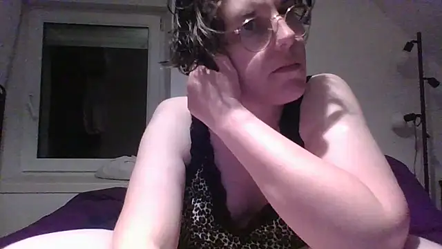 OIseauNoir88 online show from May 12, 2026, 7:53 pm
