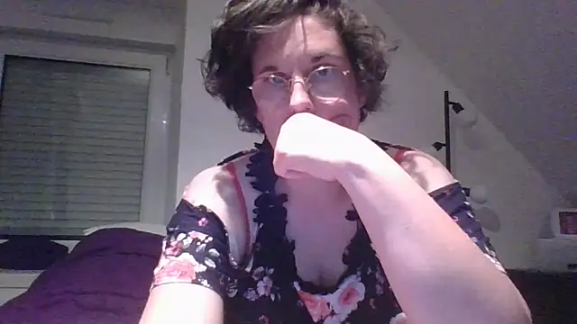 OIseauNoir88 online show from May 9, 2026, 7:28 pm