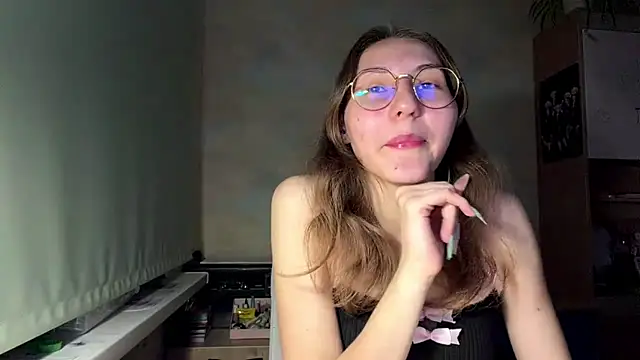 Snapshot of Miaaa_Moon chatting on June 8, 2026, 6:19 pm Miaaa Moon online show from June 8, 2026, 6:19 pm