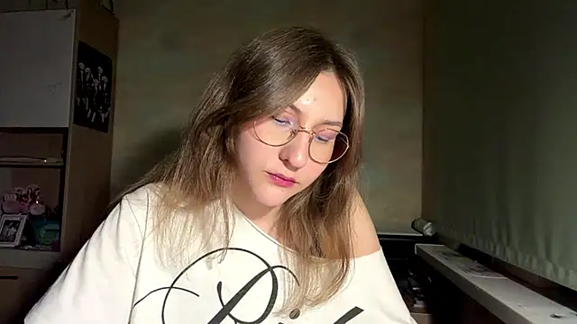 Snapshot of Miaaa_Moon chatting on May 17, 2026, 7:14 pm Miaaa Moon online show from May 17, 2026, 7:14 pm