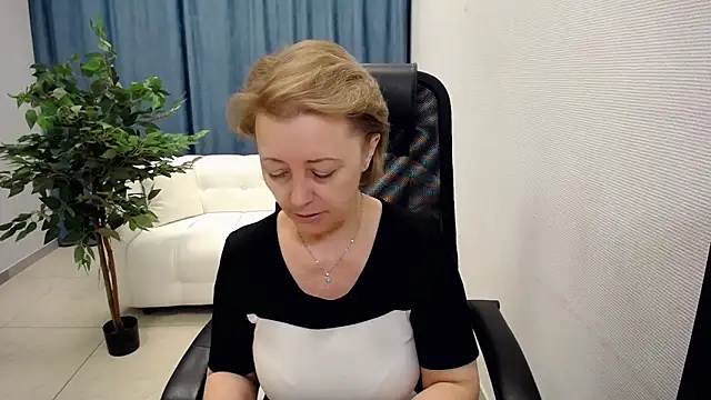 MONA W online show from April 30, 2026, 11:06 am