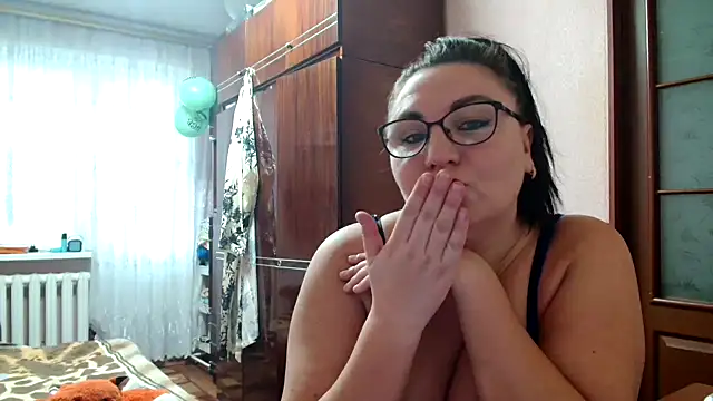 EstelHoney online show from February 9, 2026, 8:23 am