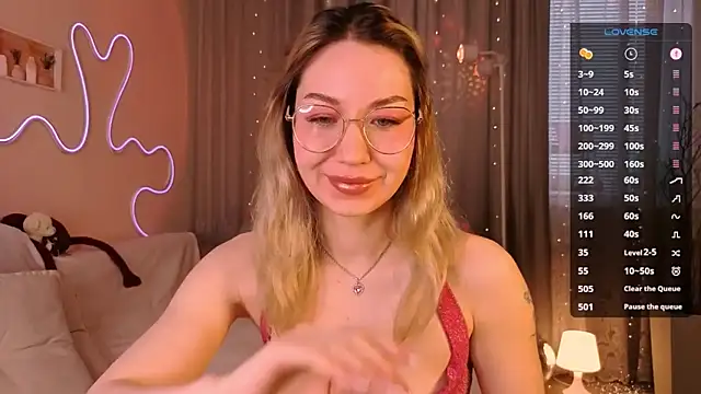 lusciousslily online show from March 18, 2026, 3:31 am