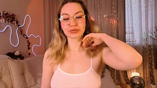 lusciousslily online show from April 10, 2026, 4:41 am