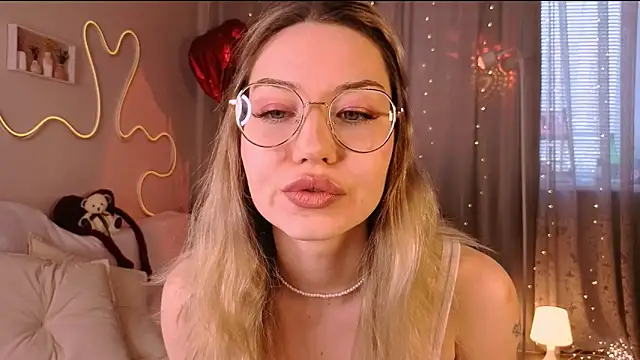 lusciousslily online show from March 4, 2026, 4:31 am