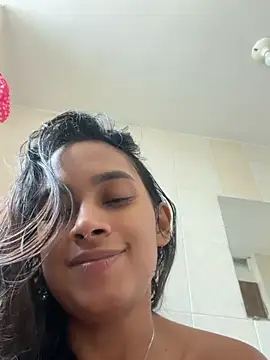 Snapshot of LunaHeat chatting on July 5, 2026, 5:42 pm LunaHeat online show from July 5, 2026, 5:42 pm