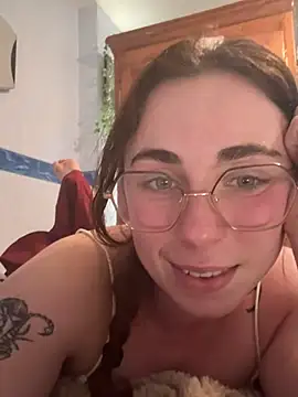 Lunavelveet online show from February 4, 2026, 6:47 pm