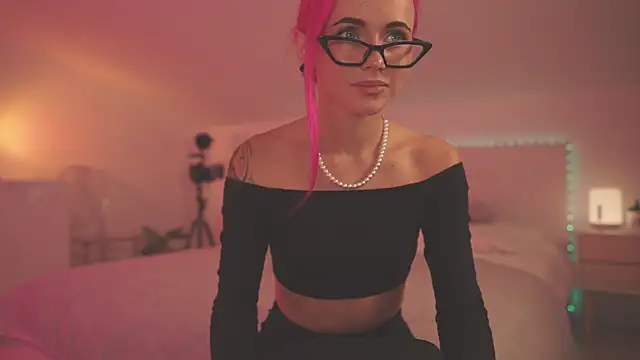 Sarah Pink online show from December 1, 2024, 6:13 pm