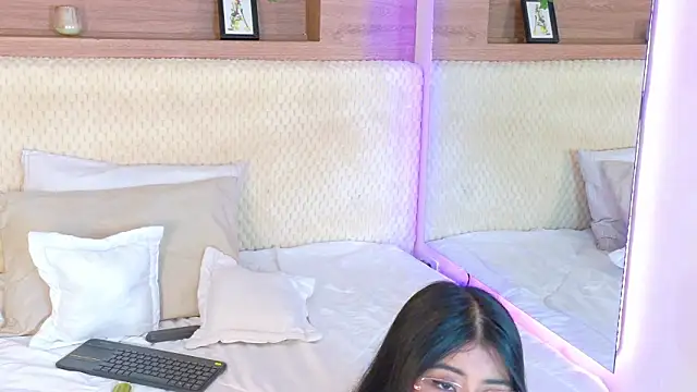 Snapshot of VioletBloomm chatting on February 28, 2026, 11:43 am VioletBloomm online show from February 28, 2026, 11:43 am