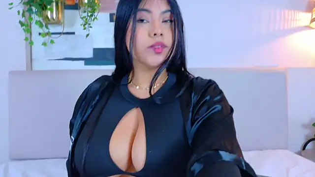 Snapshot of VioletBloomm chatting on March 17, 2026, 11:35 am VioletBloomm online show from March 17, 2026, 11:35 am