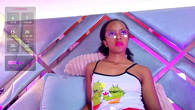 Snapshot of EmmaLovve chatting on July 28, 2026, 1:57 am EmmaLovve online show from July 28, 2026, 1:57 am
