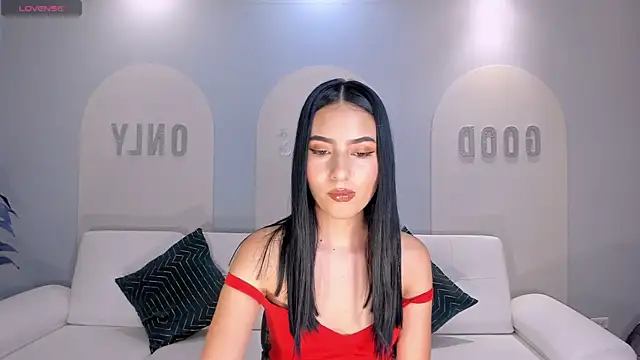 Snapshot of LucieMartin chatting on April 27, 2026, 8:29 pm LucieMartin online show from April 27, 2026, 8:29 pm