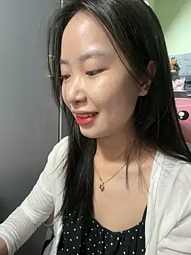 Snapshot of Linne6789 chatting on May 15, 2026, 3:59 am Linne6789 online show from May 15, 2026, 3:59 am