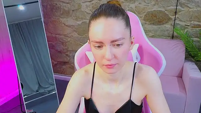 KristineValbuena online show from February 4, 2026, 1:55 am